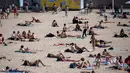Orang-orang berjemur dan berenang di pantai Catalans (Plage des Catalans) di Marseille, Prancis Selatan, (17/4). Pantai Catalans di Marseille adalah pantai paling populer dan paling dekat dengan Vieux-Port (Old Harbour). (AFP Photo/Bertrand Langlois)