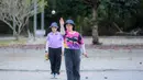 Olahraga ini memiliki sejarah panjang dan popularitas yang signifikan di negara tersebut, baik sebagai aktivitas rekreasi maupun kompetisi serius. Tampak dalam foto, atlet muda Thailand saat memainkan olahraga Petanque di Lapangan Latih Dua Kompleks 700th Anniversary of Chiang Mai Stadium, Kamis (11/12/2025). (Bola.com/Bagaskara Lazuardi)