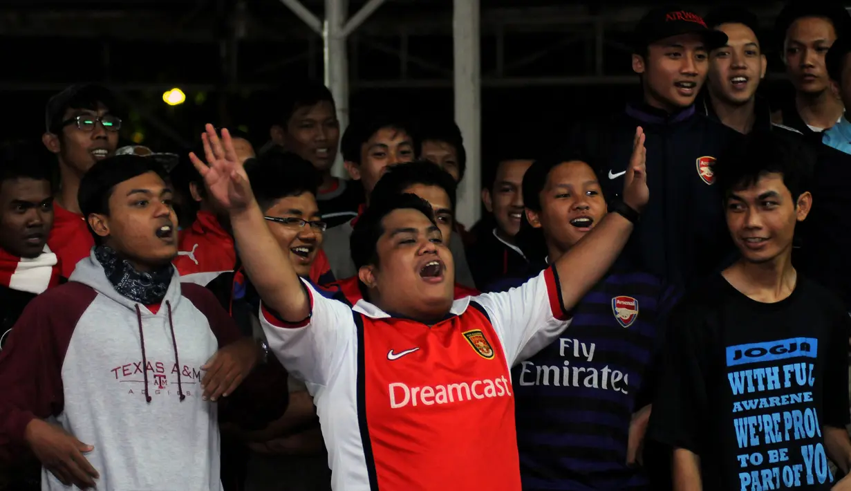 Sejumlah supporter klub Arsenal bersorak saat mengikuti acara Nonton Bola Seru Arsenal vs Chelsea di Andik Futsal, Depok, Jawa Barat, Minggu (26/4/2015). Kedua tim bermain imbang 0-0. (Liputan6.com/Helmi Fithriansyah)