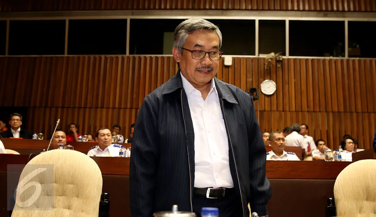 Kepala BMKG Andi Eka Sakya saat menghadiri raker dengan  Komisi V DPR RI di Jakarta, Kamis (8/12). Rapat ini juga membahas perkembangan terkini bencana gempa bumi di Aceh. (Liputan6.com/Johan Tallo)