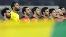 Striker Mesir, Mohamed Salah (kiri) dan rekan setim berbaris mendengarkan lagu Kebangsaan Mesir menjelang dimulainya laga final Piala Afrika 2021 menghadapi Senegal di Stade d'Olembe, Yaounde, Kamerun (6/2/2022). (AFP/Kenzo Tribouillard)