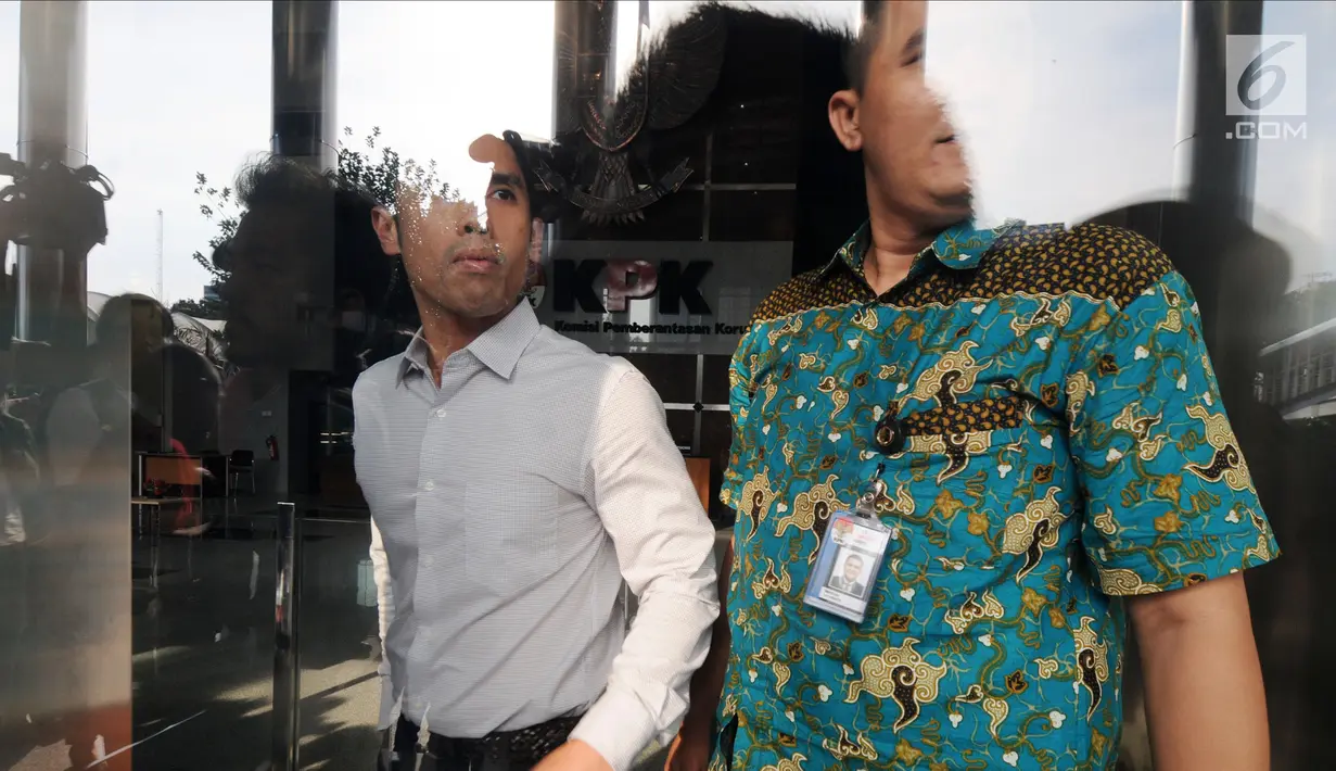 Suami aktris Dian Sastrowardoyo, Maulana Indraguna Sutowo (kiri) usai menjalani pemeriksaan di Gedung KPK, Jakarta, (10/4). Indra diperiksa dalam kapasitasnya sebagai Dirut PT Mugi Rekso Abadi (MRA). (Merdeka.com/Dwi Narwoko)