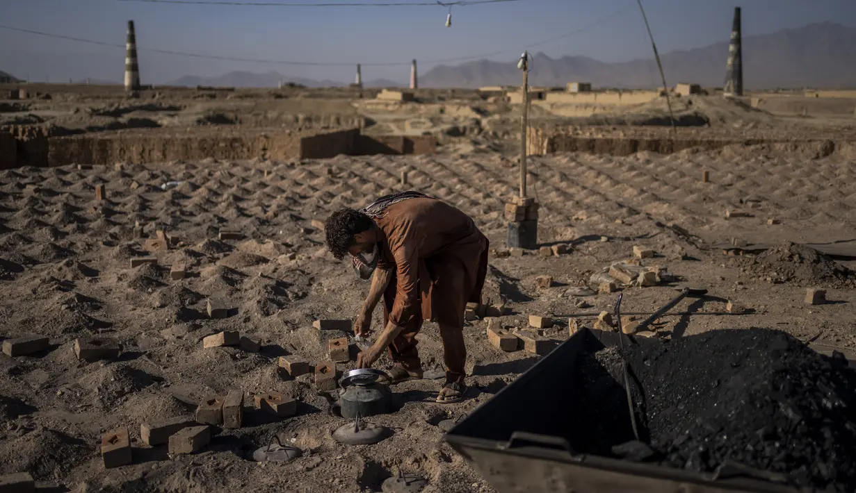 Buruh Afghanistan bekerja di sebuah pabrik batu bata di Deh Sabz, di pinggiran Kabul, Afghanistan, Minggu (26/9/2021). Buruh biasanya menghasilkan sekitar Rp 125 ribu per harinya. (AP Photo/Bernat Armangue)