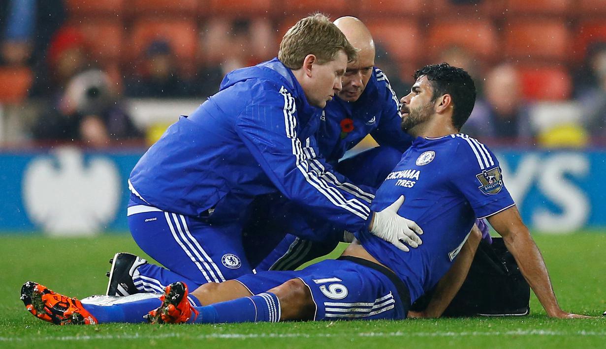Pemain Chelsea Diego Costa medapat perawatan pada babak 16 besar Piala Liga Inggris, Rabu (28/10/2015) dini hari WIB.Chelsea kalah 4-5 lewat penalti. (Reuters / Darren Staples)