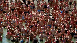 Ratusan peserta bersiap mengikuti lomba berenang menyeberangi Danau Zurich, Swiss (24/8). Peserta mulai dari anak muda hingga orang tua bersaing menyebrangi Danau Zurich, Swiss. (REUTERS/Arnd Wiegmann)