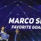 Pemain Persija Jakarta, Marco Simic, menerima penghargaan sebagai gol favorit pada Indonesian Soccer Awards 2019 di Studio Indosiar, Jakarta, Jumat (10/12). Acara ini diadakan oleh Indosiar bersama APPI. (Bola.com/M Iqbal Ichsan)