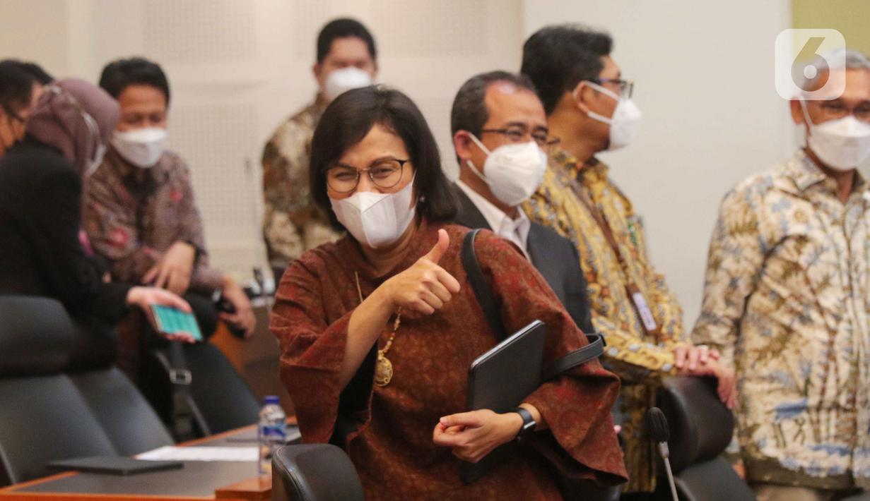 Menteri Keuangan Sri Mulyani sebelum rapat kerja Badan Anggaran DPR RI di Kompleks Parlemen, Senayan, Jakarta, Selasa (31/5/2022). Rapat membahas pembicaraan pendahuluan RAPBN tahun anggaran 2023 dan rencana kerja pemerintah tahun 2023. (Liputan6.com/Angga Yuniar)