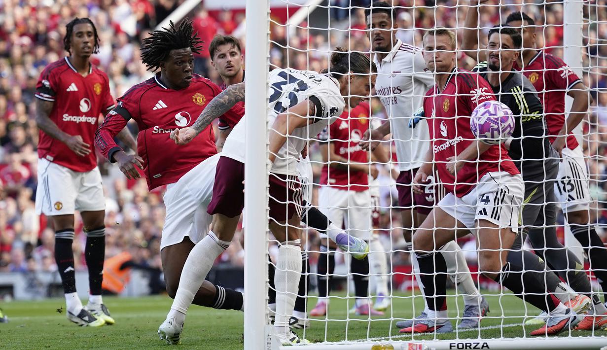 Gawang Setan Merah bobol lewat sundulan Riccardo Calafiori setelah berhasil memanfaatkan umpan sepak pojok dari Declan Rice. (AP Photo/Dave Thompson)