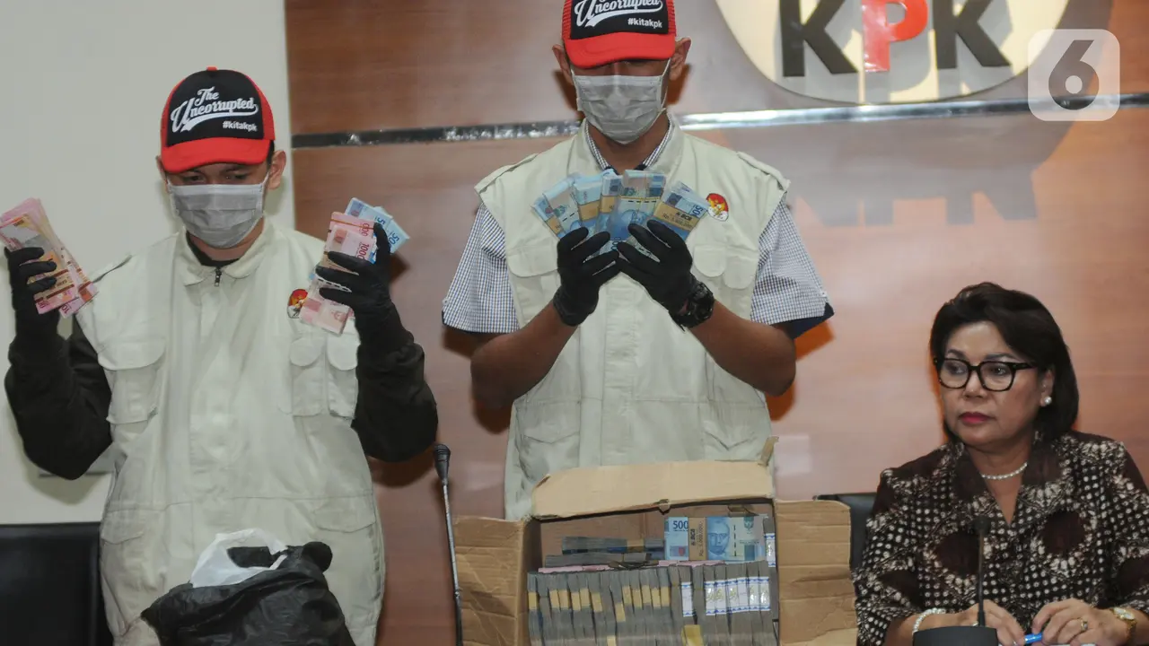 KPK Tunjukkan Uang Hasil OTT Bupati Lampung Utara