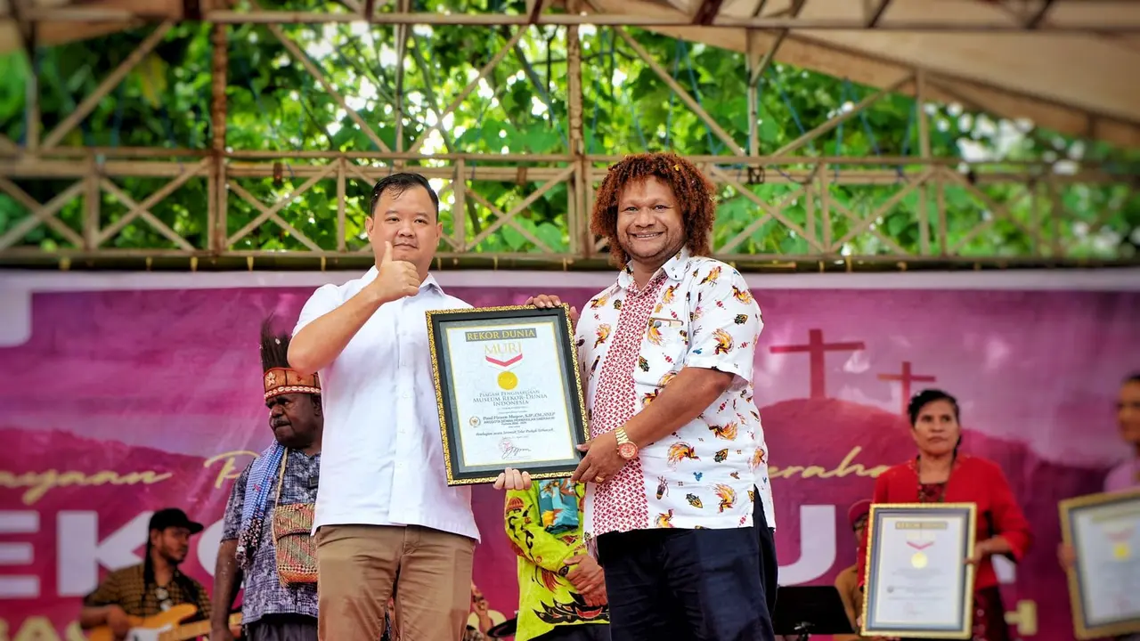 Proses penyerahan Rekor MURI berlangsung di Pantai Nazareth, Sorong, Papua Barat Daya, Senin (21/4/2025).