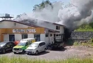 Area luar Gedung Instalasi Pemeliharaan Sarana dan Prasarana Rumah Sakit (IPSRS) RSUD Sekarwangi, Kecamatan Cibadak, Kabupaten Sukabumi, terbakar pada Jumat (10/7/2026). (Liputan6.com/Fira Syahrin)