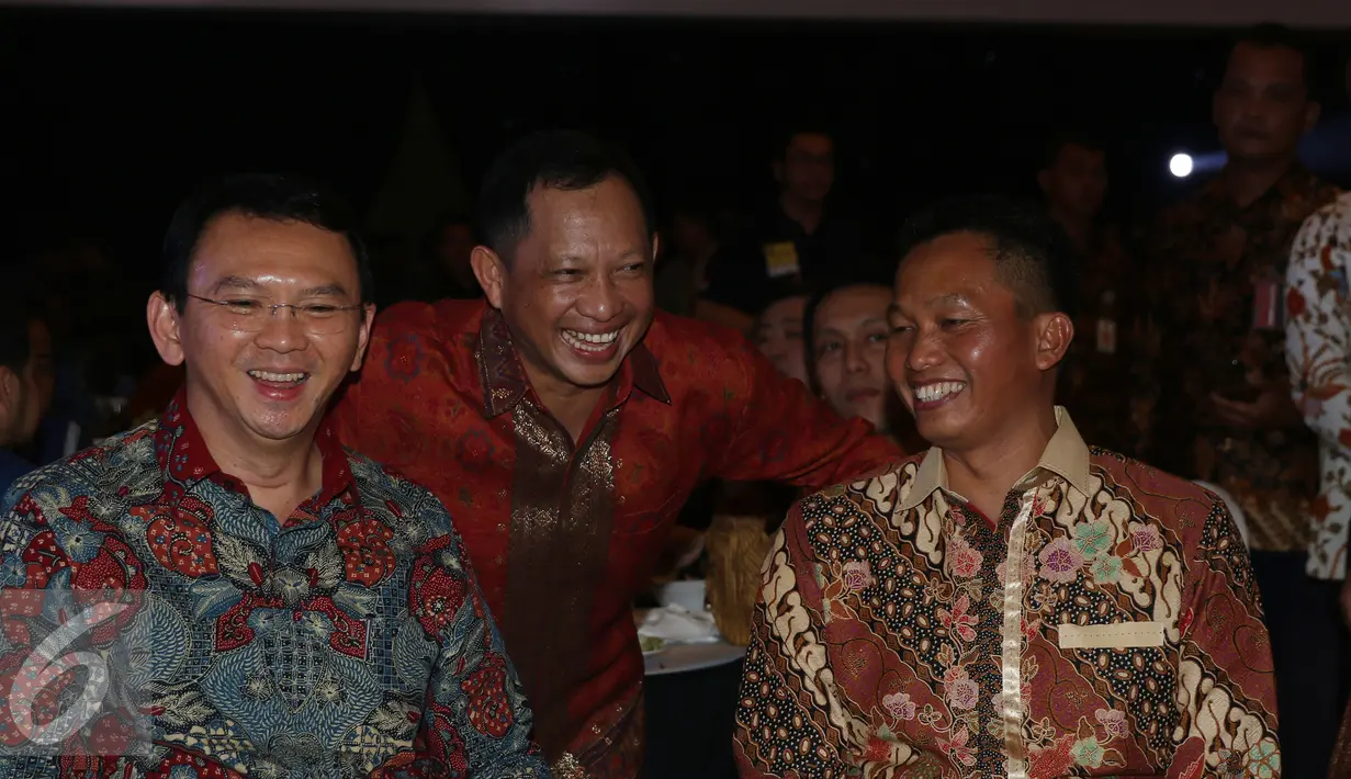 Ki-ka: Gubernur DKI Jakarta, Basuki Tjahaja Purnama,  Mantan Kalpoda Metro Jaya, Irjen Pol Tito Karnavian dan Kalpoda Metro Jaya, Irjen Pol Moechgiyarto saat acara Pisah Sambut Kapolda Metro Jaya, Jakarta, Senin (21/3). (Liputan6.com/Herman Zakharia)