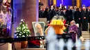 Prosesi upacara pemakaman mantan Kanselir Jerman Helmut Kohl yang dilakukan di katedral Speyer, Jerman (1/7). Helmut Kohl meninggal dunia pada usia 87 tahun. (AP Photo / Michael Probst )