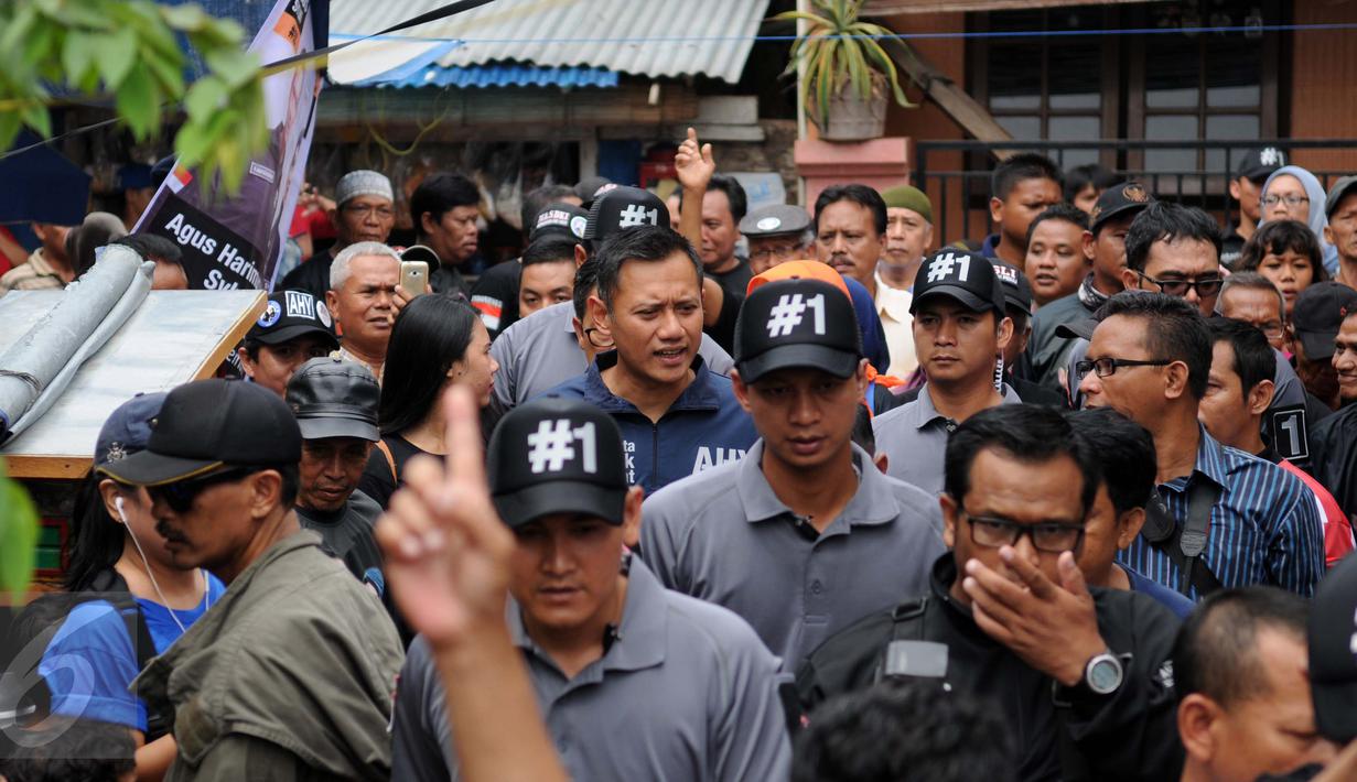 Cagub DKI Jakarta, Agus Harimurti Yudhoyono (AHY) saat blusukan di kawasan Kampung Pulo, Jakarta, Selasa (27/12). Dalam Kampanyenya AHY berjanji untuk mengurangi jumlah pengangguran dan penciptaan lapangan kerja. (Liputan6.com/Gempur M Surya)