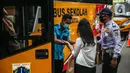 Penumpang menaiki bus sekolah di Kawasan Stasiun Sudirman, Jakarta, Jumat (19/6/2020). Dinas Perhubungan DKI Jakarta telah mengerahkan 50 armada bus sekolah untuk membantu mengurai lonjakan penumpang KRL. (Liputan6.com/Faizal Fanani)
