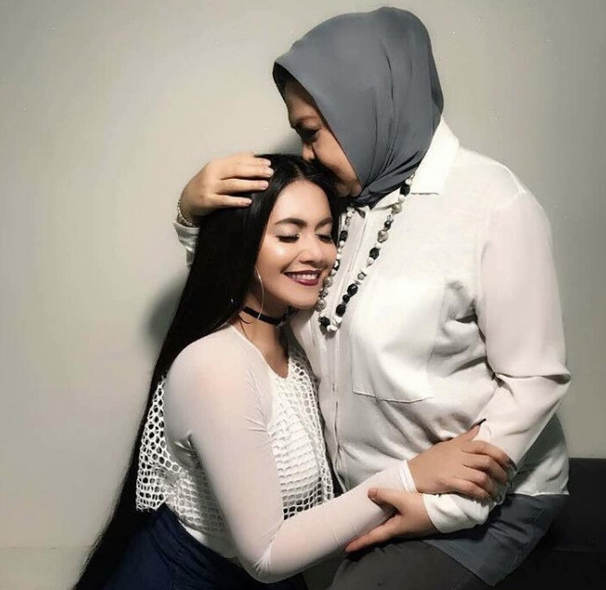 Potret Kebersamaan Denada dengan Emilia Contessa yang Kini Tinggal Kenangan, Saling Dukung di Dunia Musik