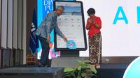 Seremoni peluncuran Chatbot AI SARI oleh Plt. Direktur Jenderal Protokol dan Konsuler Kemlu RI&nbsp;Andy Rachmianto dan Head of Programmes UN Women Indonesia Dwi Yuliawati pada Senin (21/4/2025), di Jakarta. (Dok.&nbsp;UN Women/Christina Phan)