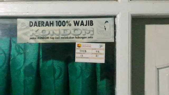 Pekerja Seks Komersial (PSK) penghuni Gang Sadar berkomitemen untuk menggunakan kondom untuk mencegah penularan penyakit menular seksual (PMS). (Foto: Liputan6.com/Muhamad Ridlo)