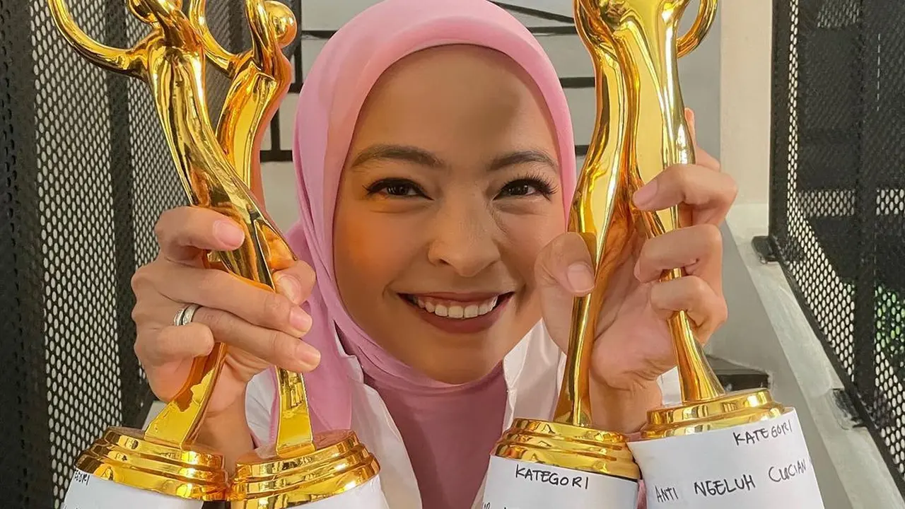 Kocak, Tantri Kotak Pamer Raih Penghargaan Anugerah Menjadi Ibu dengan Banyak Kategori Lucu. (instagram.com/tantrisyalindri)