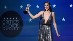 Ekspresi Gal Gadot saat menerima penghargaan #SEEHER di Critics Choice Awards ke-23 di Barker Hangar di Santa Monica, California, AS (11/1). (AP/Chris Pizzello)