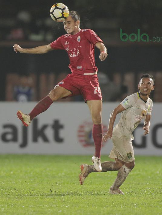 Rezaldi Hehanussa menghalau bola dari kejaran pemain Persebaya, Irfan Jaya pada laga Gojek Liag 1 bersama Bukalapak di Stadion PTIK, Jakarta (26/6/2018). Persija dan Persebaya bermain imbang 1-1. (Bola.com/Nick Hanoatubun)