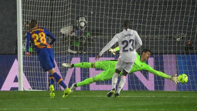 FOTO: Keok 1-2 dari Real Madrid, Barcelona Telan Kekalahan Pertama di 2021 - Oscar Mingueza; Thibaut Courtois