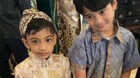 Momen Rafathar foto bareng Jan Ethes di pernikahan Kaesang Pangarep dan Erina Gudono. (source: Instagram/raffinagita1717)