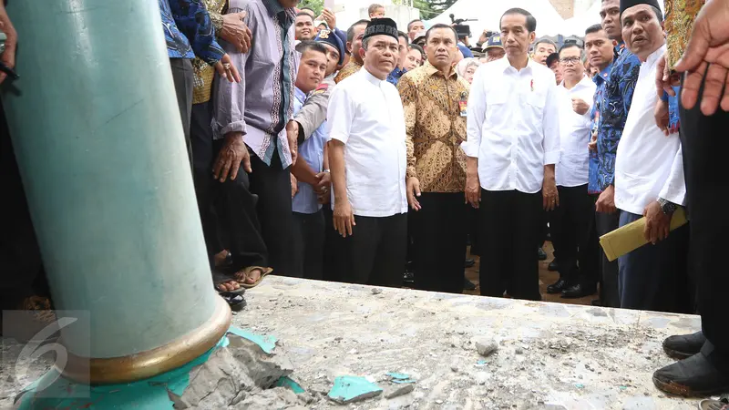 20161209-Jokowi Tinjau Masjid Roboh akibat Gempa-Aceh