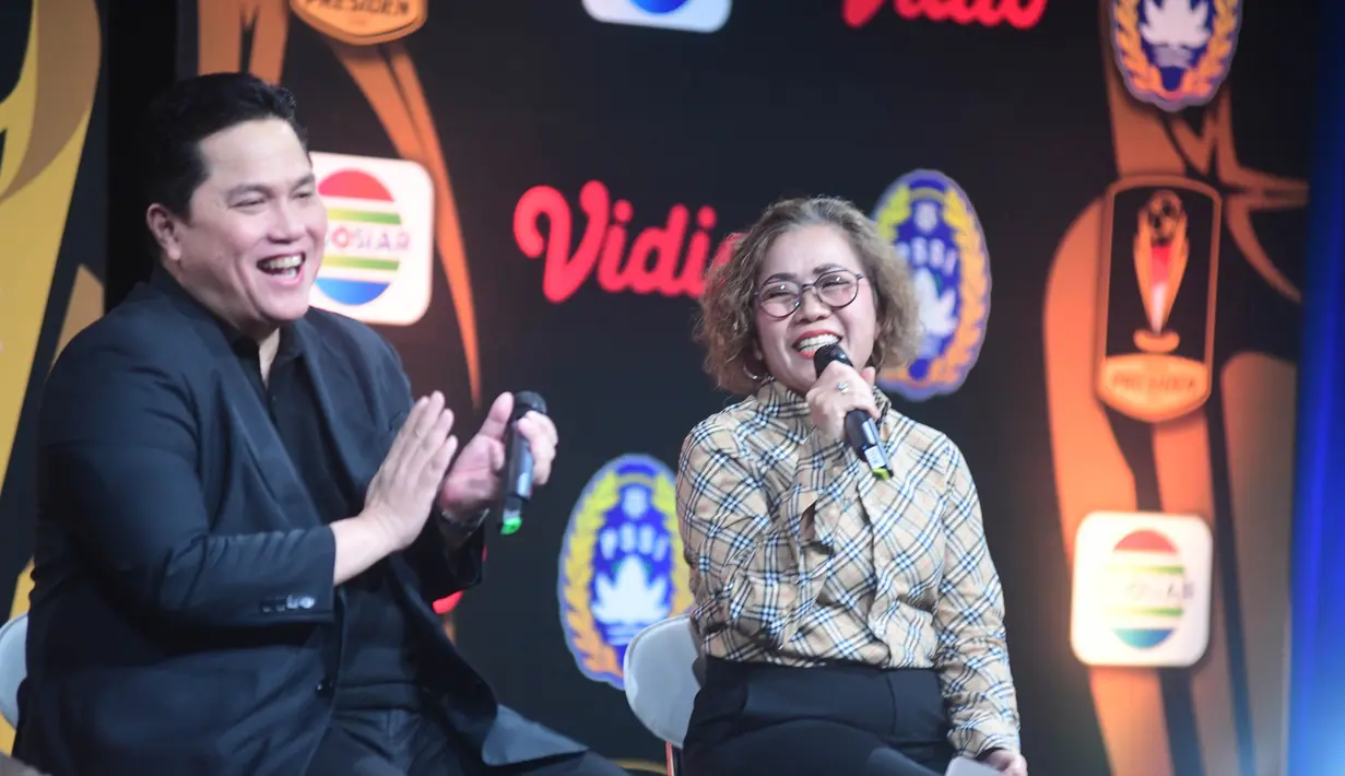 Ketua Umum PSSI Erick Thohir bersama Direktur Emtek Media Harsiwi Achmad saat press conference Piala Presiden 2026 di Studio Lantai 8 SCTV Tower - Senayan City, Jakarta, Senin (06/07/2026). (Merdeka.com/ Arie Basuki)