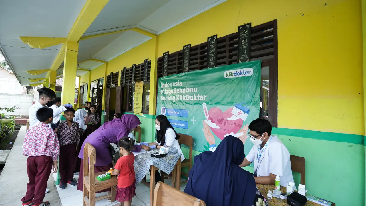 Pemeriksaan kesehatan gratis KlikDokter di SDN Serang. (Istimewa).