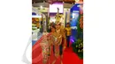 Salah satu peserta pameran tampak bersama dengan seorang bocah mengenakan pakaian daerahnya untuk menarik pengunjung, JIExpo, Kemayoran, Senin (14/04/2014) (Liputan6.com/Miftahul Hayat).