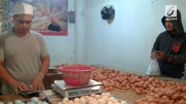 Harga telur ayam mengalami kenaikkan di beberapa daerah. Konsumen akhirnya menjerit karena kenaikan tersebut. Ternyata, menurut pedagang ada beberapa penyebab yang menyeabkan kenaikan harga telur.