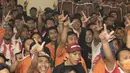 The Jakmania, menunjukan salam jempol telunjuk saat mengikuti kegiatan nonton bareng Piala Jenderal Sudirman di Hotel Royal Regal, Jakarta, Sabtu (28/11/2015). (Bola.com/Vitalis Yogi Trisna)