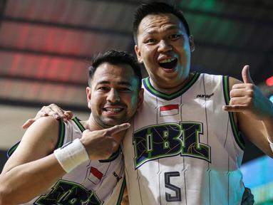 IBL All Star 2022, Kamis (31/3/2022) dibuka dengan laga eksibisi Celebrity Games yang mempertemukan Tim Bambang Hermansyah dan Tim Ali Budimansyah. Keduanya adalah kakak beradik mantan pemain ternama di eranya. Kedua tim diisi oleh para artis dan mantan pemain. (Bola.com/Bagaskara Lazuardi)