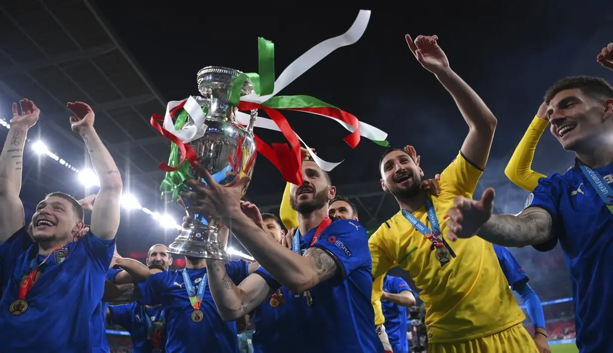 Kiper Italia,  Gianluigi Donnarumma (kedua kanan) berselebrasi dengan rekan-rekannya usai usai memenangkan pertandingan final Euro 2020 melawan Inggris di stadion Wembley di London, Minggu, 11 Juli 2021. Donnarumma gabung dengan status free agent alias cuma-cuma. (Laurence Griffiths/Pool via AP)
