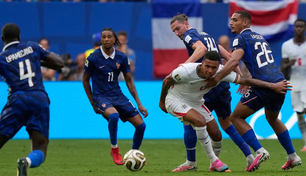 Pemain Inggris Morgan Rogers Inggris dihadang pemain Prancis  Maxence Lacroix Adrien Rabiot Prancis selama pertandingan sepak bola perebutan tempat ketiga Piala Dunia antara Prancis dan Inggris di Miami Gardens, Florida, Sabtu, 18 Juli 2026. (AP Photo/Lynne Sladky)