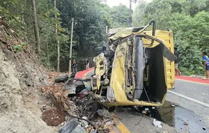 Evakuasi Dramatis Sopir Truk Terjepit Usai Hantam Tebing di Sukabumi