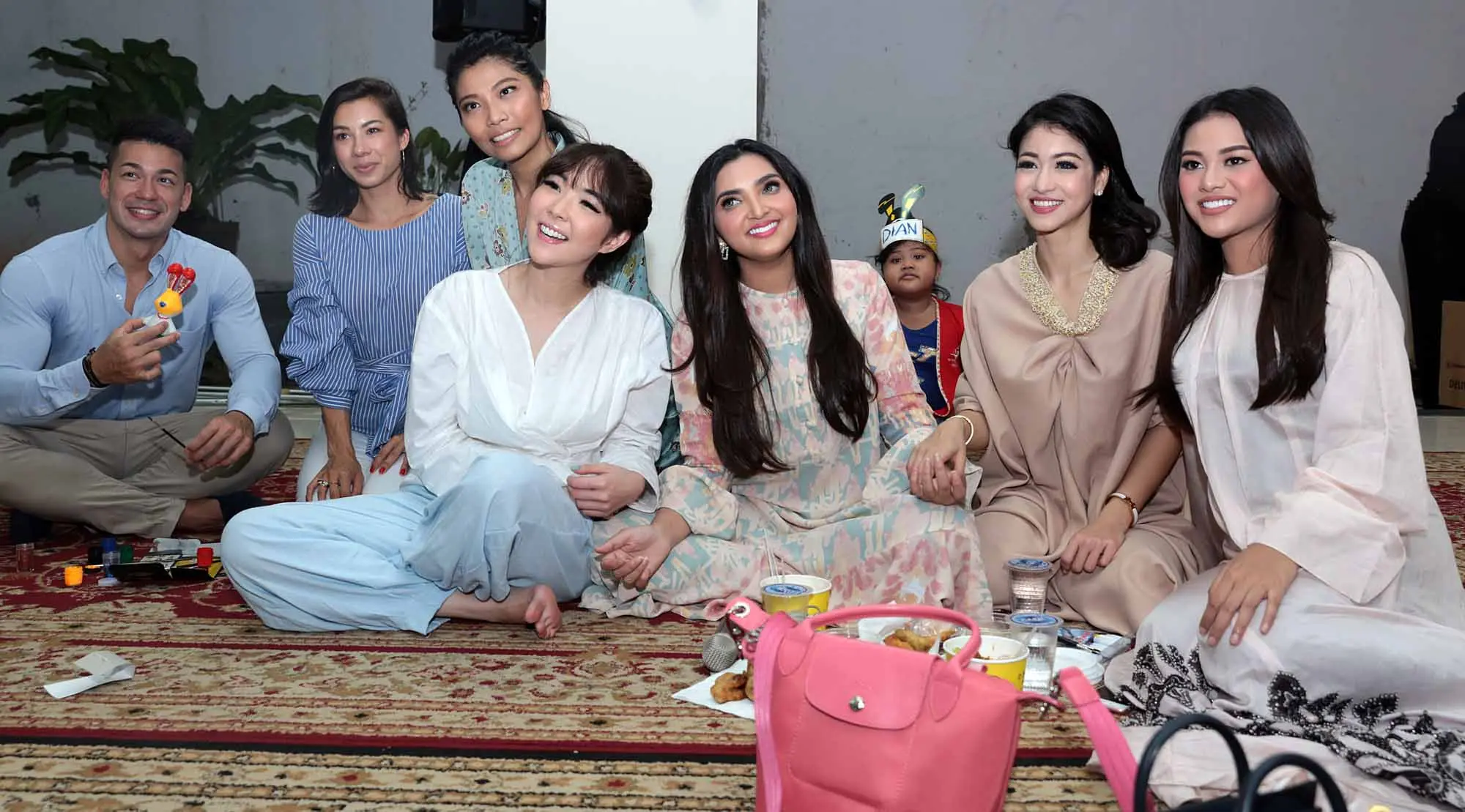 "Arisan itu sudah nggak pernah sejak punya bayi. Bener-benar kerja dan urus anak saja," imbuh istri Anang Hermansyah itu. (Deki Prayoga/ Bintang.com)