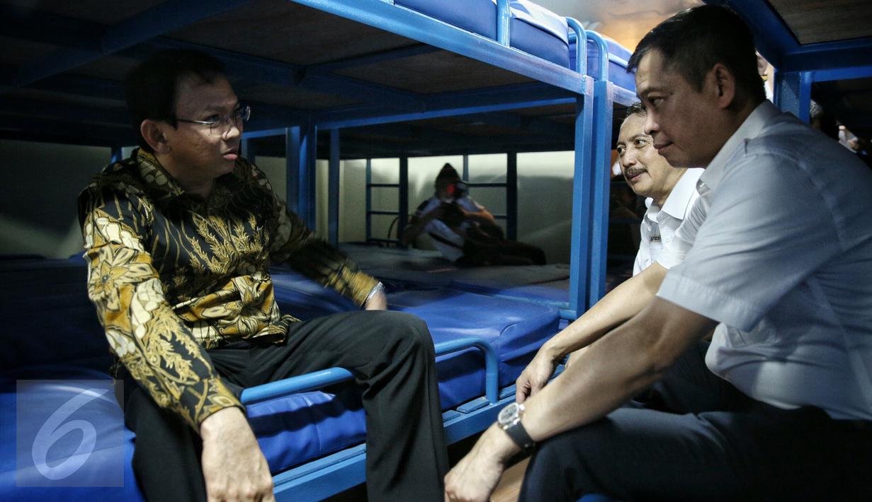 Gubernur DKI Jakarta, Basuki Tjahja Purnama dan Menteri Perhubungan, Ignasius Jonan berbincang dibagian dalam Kapal Sabuk Nusantara 46 saat peresmian di Pelabuhan Sunda Kelapa, Jakarta Utara, Kamis (28/1). (Liputan6.com/Faizal Fanani)