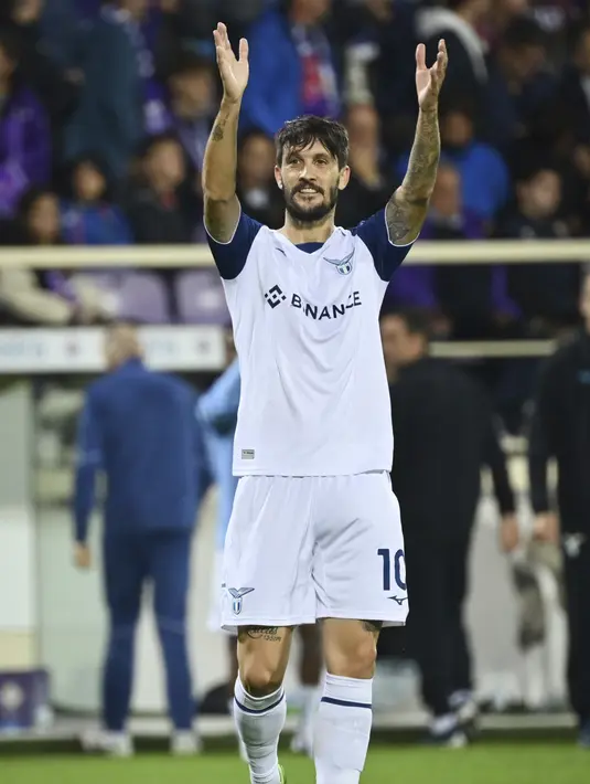 Gelandang Lazio, Luis Alberto berselebrasi usai mencetak gol ke gawang Fiorentina selama pertandingan lanjutan Liga Serie A Italia di Artemio Franchi Stadium di Florence, Italia, Senin 10 Oktober 2022. Dengan kemenangan ini, Lazio naik ke peringkat tiga klasemen dengan 20 poin. (Massimo Paolone/LaPresse via AP)
