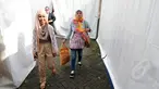Pemenang pertama ajang Music Video Contest, Wiwi Handayani (kiri) usai tampil di panggung inBox SCTV di Cibinong Square, Bogor, Jumat (30/1/2015). (Liputan6.com/Helmi Fithriansyah)