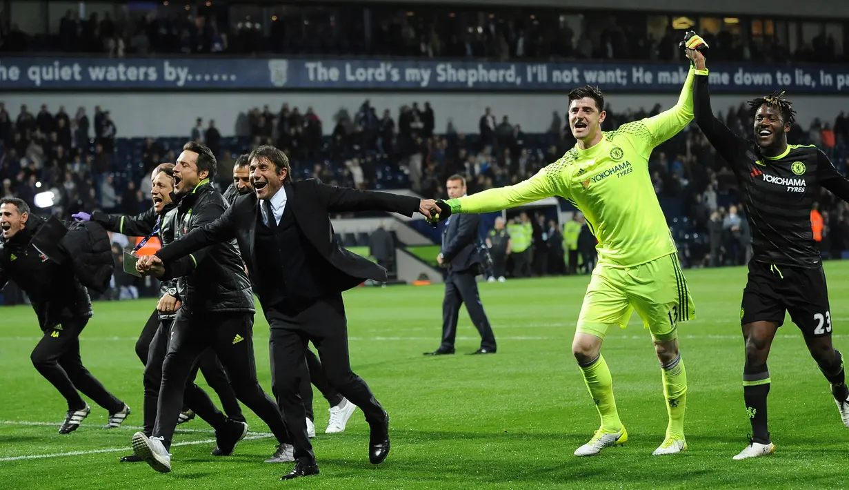Antonio Conte bersama para pemain dan staff melakukan selebrasi usai pertandingan melawan West Bromwich Albion di Hawthorns (12/5). Di musim pertamanya, Conte berhasil membawa Chelsea meraih juara Liga Inggris 2016/2017. (AP Photo/Rui Vieira)