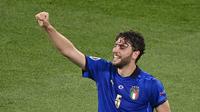 Gelandang Italia, Manuel Locatelli melakukan selebrasi usai mencetak gol ke gawang Swiss dalam laga Grup A Euro 2020 di Olimpico Stadium, Roma, Kamis (17/6/2021) dini hari WIB. (Foto: AP/Pool/Riccardo Antimiani)