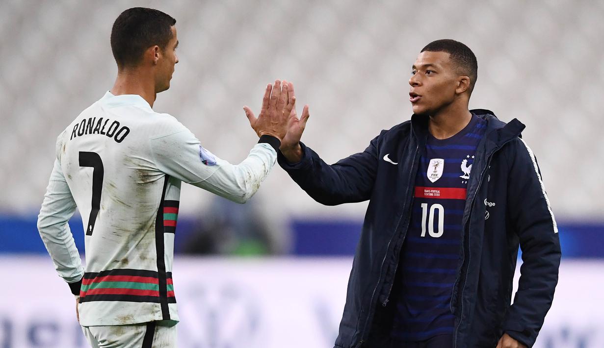 Striker Portugal, Cristiano Ronaldo, berbincang dengan striker Prancis, Kylian Mbappe, usai laga UEFA Nations League di Stadion Stade de France, Senin (12/10/2020). Kedua tim bermain imbang 0-0. (AFP/Franck Fife)