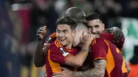 Paulo Dybala dan rekan-rekannya di AS Roma merayakan gol ke gawang Brighton pada leg 1 Liga Europa 2023/2024 di Stadio Olimpico, Jumat (8/3/2024) dini hari WIB.&nbsp;(AP Photo/Alessandra Tarantino)