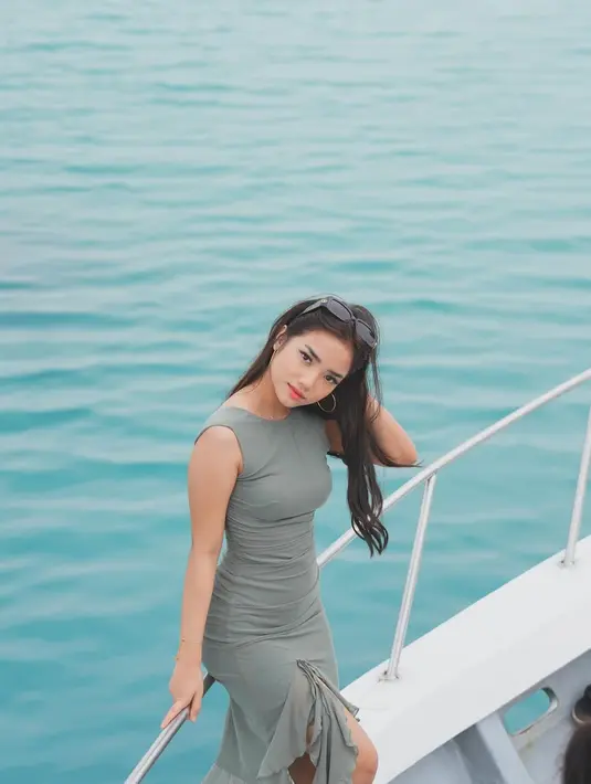 Detail lengan pendek dan high slit memperlihatkan lekuk tubuh Fuji dengan amat baik. [Foto: Instagram/fuji_an]