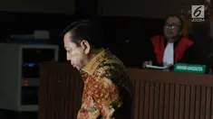 Terdakwa korupsi proyek e-KTP, Setya Novanto saat mengikuti sidang pembacaan putusan di Pengadilan Tipikor, Jakarta, Selasa (24/4). Setya Novanto divonis hukuman pidana 15 tahun penjara dan denda Rp 500 juta. (Liputan6.com/Helmi Fithriansyah)