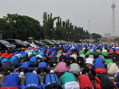 Ribuan buruh melaksanakan salat Jumat di kawasan Monas, Jakarta, Jum'at (1/5/2015). Lebih dari 100.000 buruh ikut dalam aksi May Day. (Liputan6.com/Andrian M Tunay) 