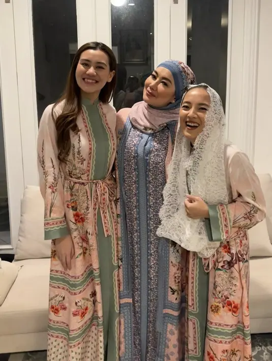 Bahkan kaftan yan dikenakan juga tampak kompak dengan aaliyah dengan nuansa floral yang begitu cantik. [Foto: Instagram/ Baby Mamesah]