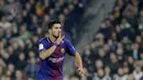 Penyerang Barcelona, Luis Suarez menerima 290.000 pound sterling per minggu dari Barcelona  dengan kontrak hingga 2021. (AFP/Cristina Quicler)